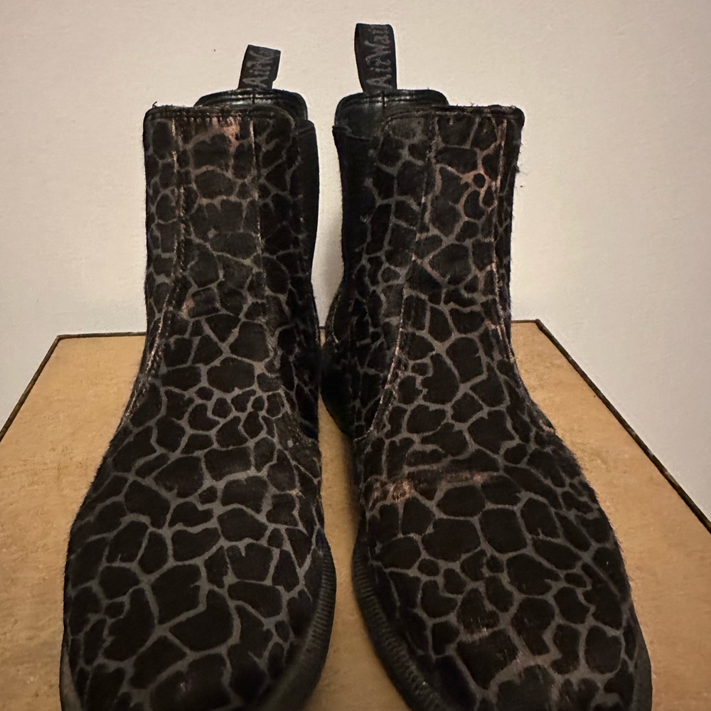 Dr. Martens Black Gray Giraffe-Print Chelsea Ankle Boots - Picture 5 of 12
